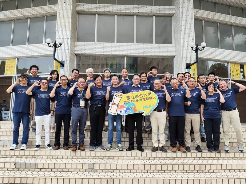 圖2.9月1日新生週始業式-侯帝光校長率領主管群歡迎新生圖片