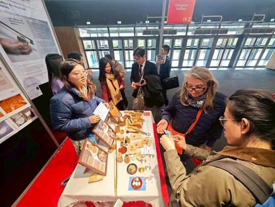 圖6.華語系林言頤同學以流利英文向評審團介紹其STEM專利創作之技術特點圖片