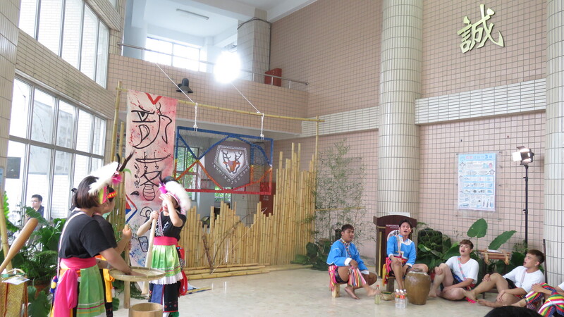學生表演象徵原住民節慶舞蹈