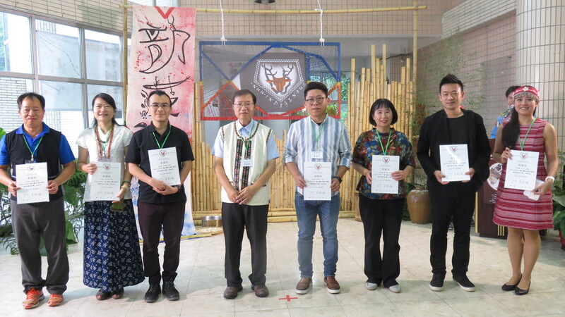 聯大設計學院院長吳桂陽(左4)致贈感謝狀給協助成果展師長
