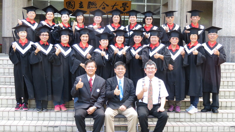 聯大蔡東湖校長(前坐中間)、戴志揚主任(右)和蔡豐任老師(左)與樂齡學員合影