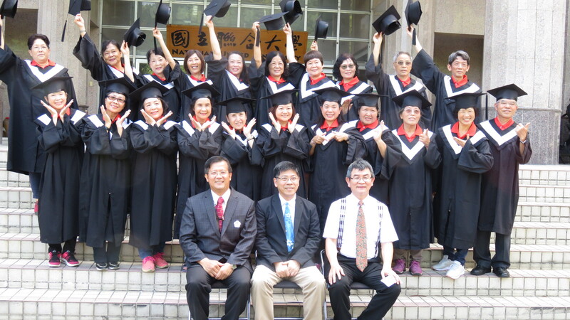 聯大蔡東湖校長(前坐中間)、戴志揚主任(右)和蔡豐任老師(左)與樂齡學員歡樂合影