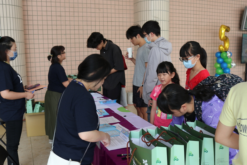 民眾報到領取餐卷以及精美禮品圖片