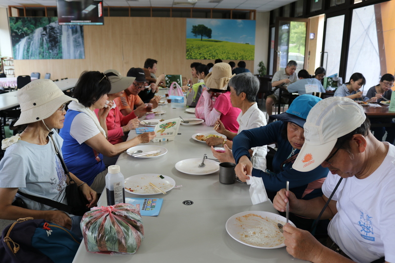 提供100元餐券讓民眾於學生餐廳大塊朵頤,老八學餐非常美味,民眾們都空盤圖片