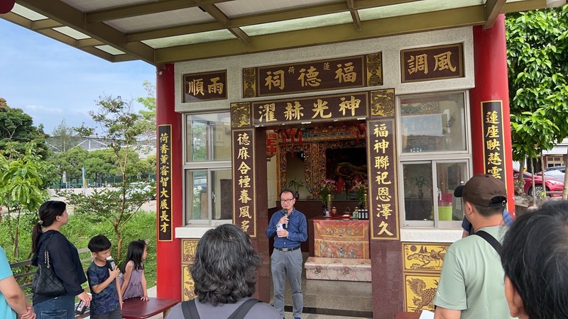 蓮荷福德祠由學務長親自解說祈福,請民眾喝在地知名仙山仙草茶消暑圖片