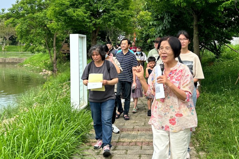 華語文學系何照清老師介紹大學湖文學步道風光圖片