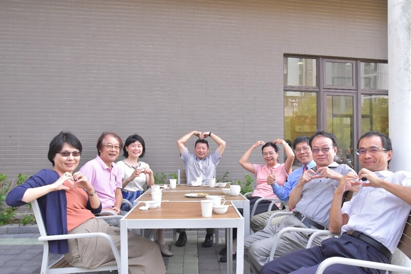 蔡東湖校長和一級主管們在戶外空間一同享用餐點