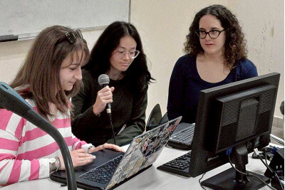圖七、義大利錫耶納外大學生於教室參與臺義線上語言交流課程圖片