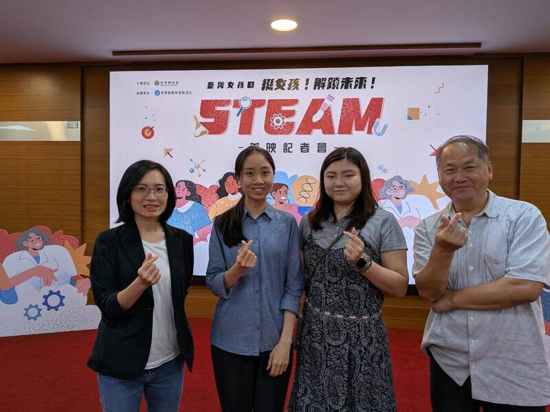 圖4.工設系徐義權主任、溫妍喜同學與曾靜芳教授會場合影圖片