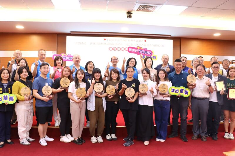 圖1.今日「114年巷弄菁潮流YOUNG選好物」暨「國立聯合大學青年洄游與USR計畫」聯合頒獎典禮大合照圖片