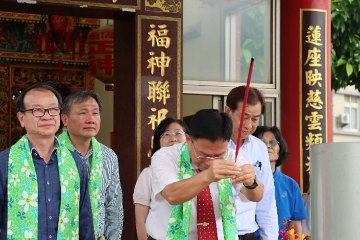 圖片1.副校長劉鳳錦向天神上香(中間拿香者)。林郁翔攝圖片