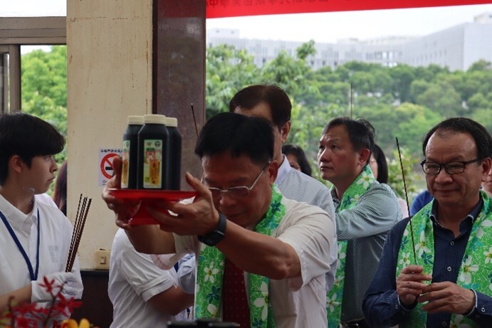 圖片2.副校長劉鳳錦向伯公獻上仙草茶。林郁翔攝圖片