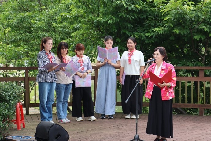 圖片4.讚頌伯公,國立聯合大學助理教授葉昌玉(右邊拿麥克風者)帶領學生們向伯公置上讚頌詞。林郁翔攝圖片