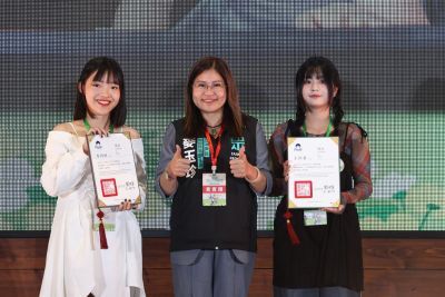 李昀軒、王怡真同學與麥玉珍立法委員合影