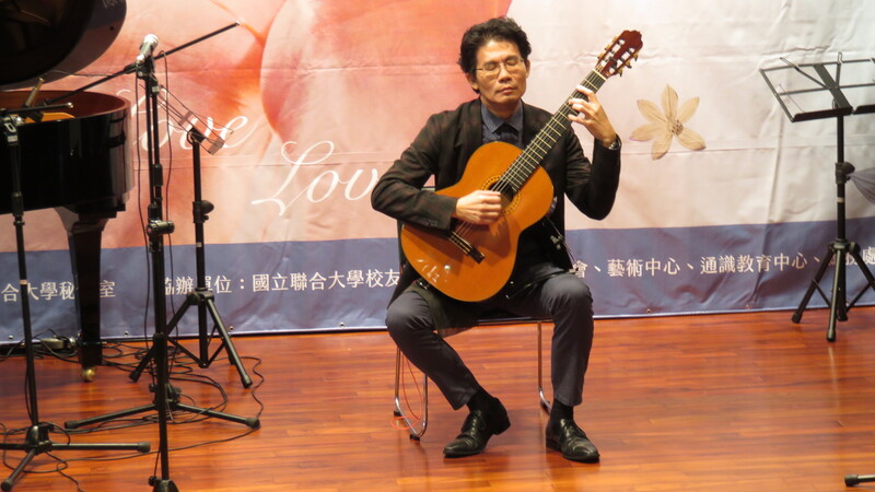 表演者蔡世鴻先生專注演奏古典樂曲
