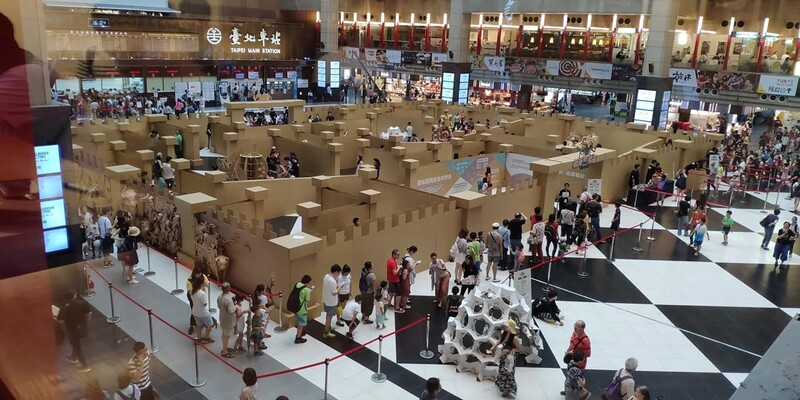 臺灣最大瓦愣紙迷宮於台北車站公開展出