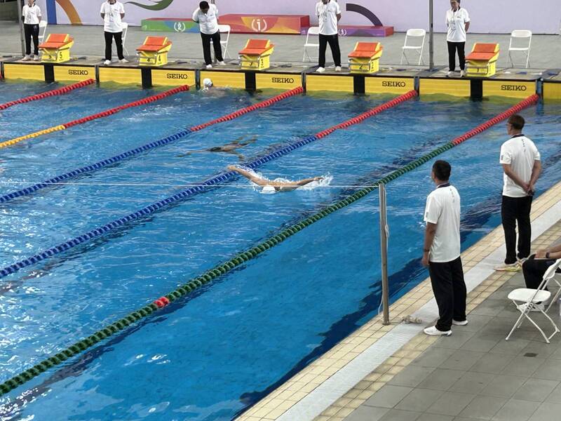 一般男生組100公尺蝶式第六名、一般男生組100公尺仰式 第六名機械四丙 胡軒齊圖片
