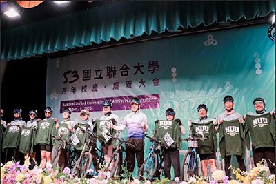 聯大校長侯帝光致贈 NUU 帽 T 予環騎返校的校友團隊