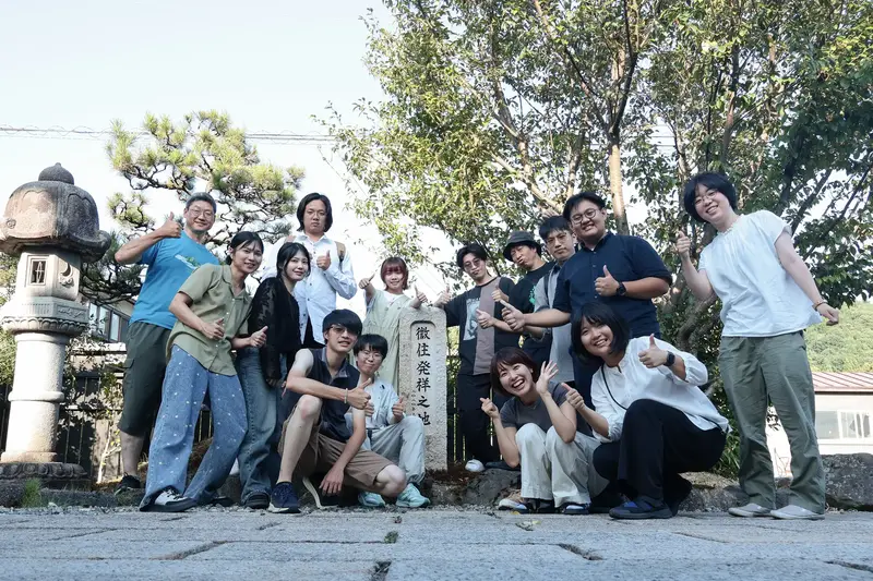 圖1.聯大生與日本當地接待居民在最勝寺「微分流發祥地」石碑前合影留念圖片