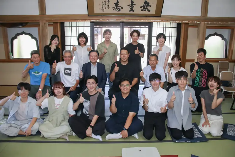 圖4.福井市西行茂市長向學生致以鼓勵並合影留念圖片