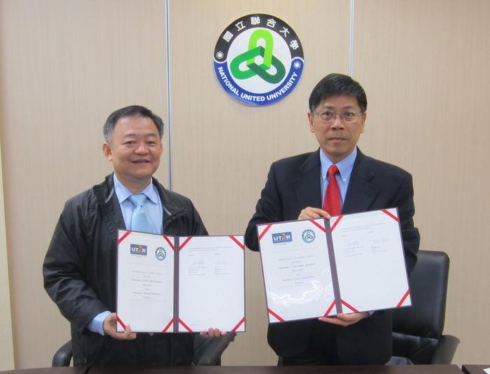 拉曼大學副教授暨副院長黃文斌(左)與本校蔡東湖校長(右)完成簽約