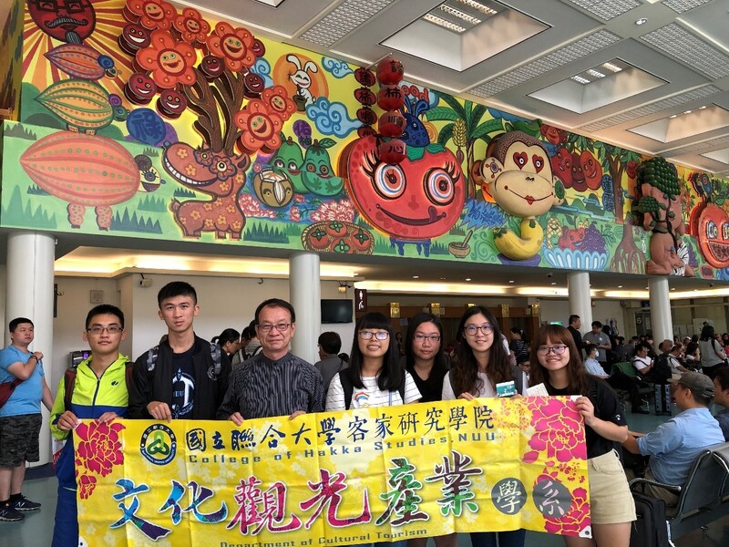 林本炫教授帶領同學出發前往馬來西亞實習，在桃園機場合影