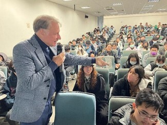 圖片1.TIM與學生互動圖片
