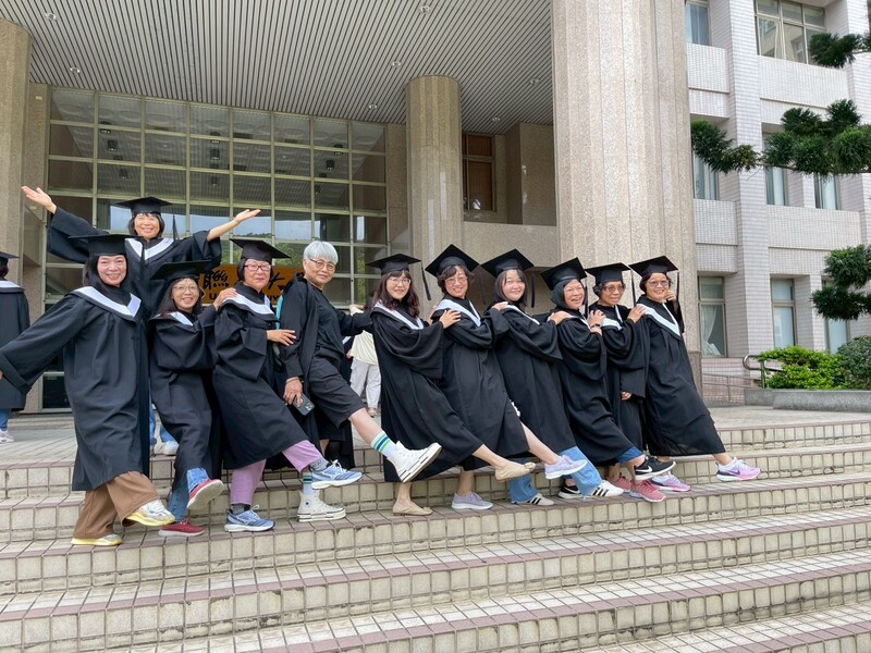 113學年度樂齡畢業典禮團拍圖片