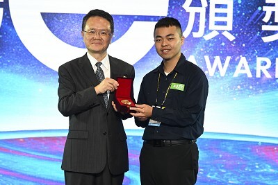 本校學生 葉易錩 同學代表團隊出席受獎,展現師生共同努力、研發成果落地的精彩瞬間。圖/韓欽銓老師提供