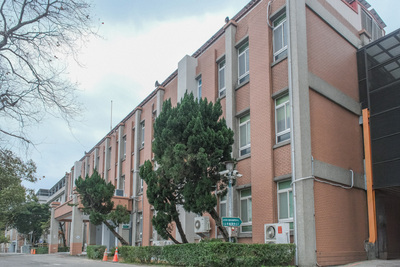 建築二館外觀 (1)