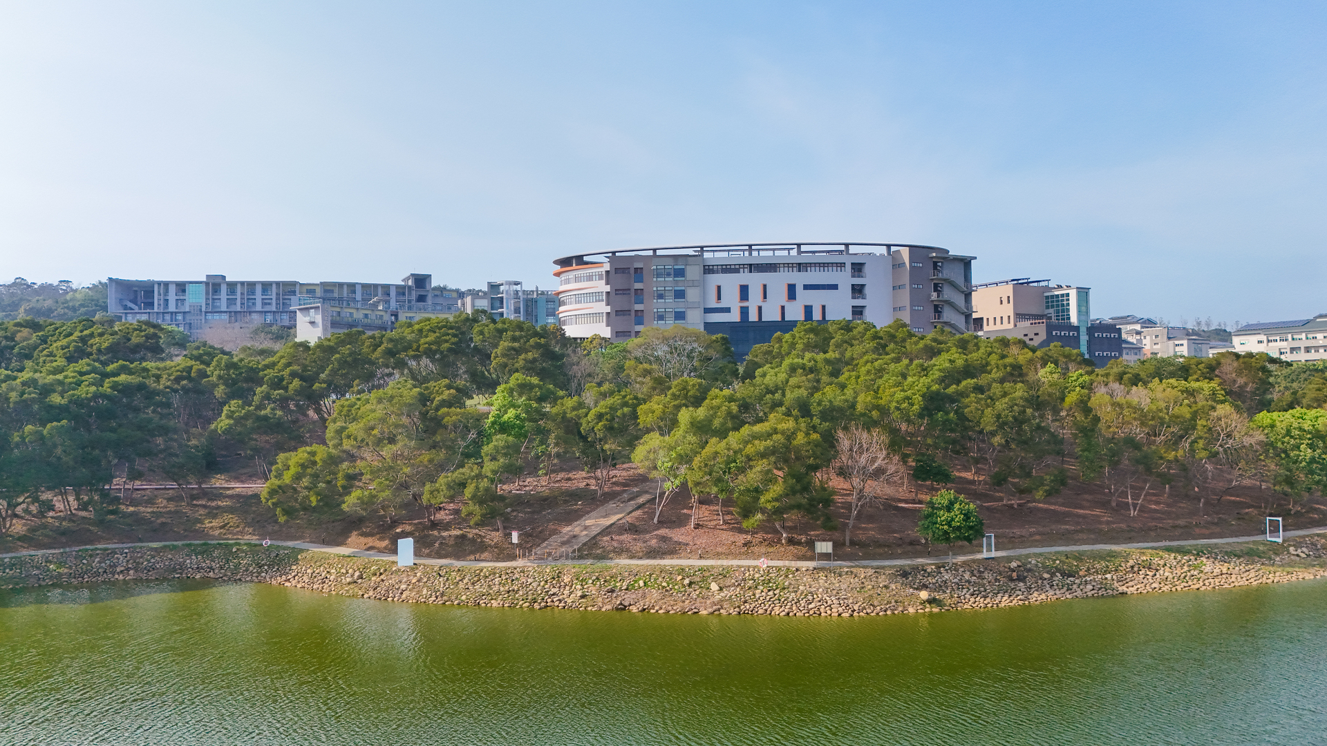 國立聯合大學大學湖與周邊校園景觀