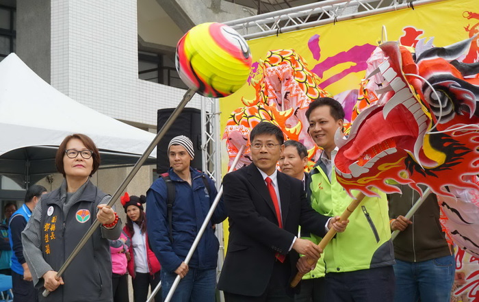 苗栗縣鄧桂菊副縣長(左1)、苗栗市邱鎮軍市長(右1)及蔡東湖校長(右2)體驗舞龍