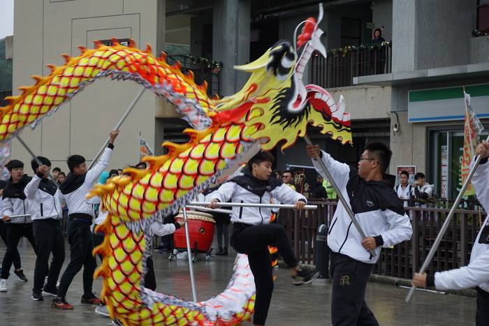 本校土木系舞龍