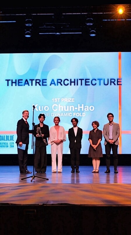 圖片1.郭峻豪在2025劇場建築國際競賽獲頒首獎獎盃並與評審團合影圖片