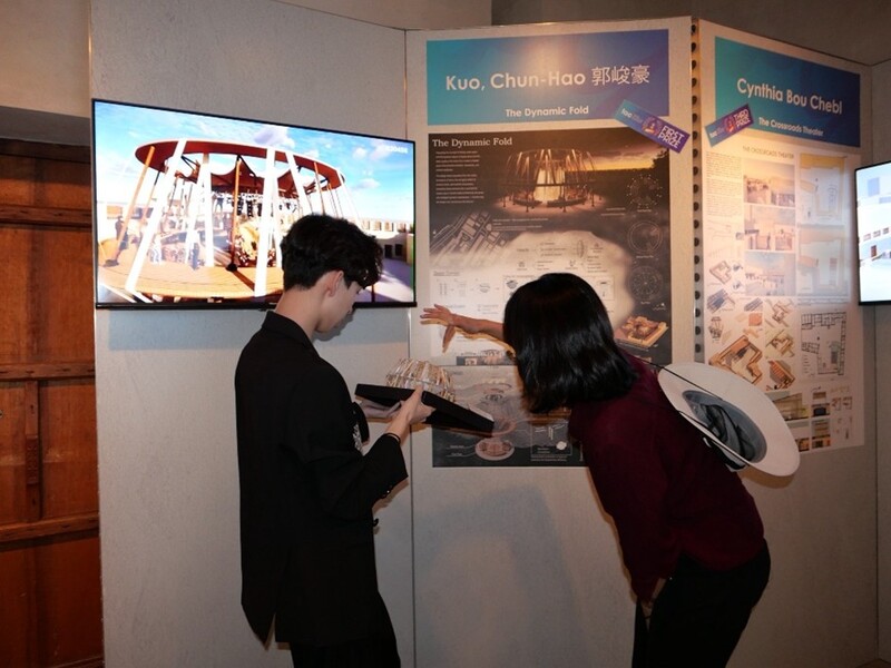 圖片4.郭峻豪於WSD展場《The Dynamic Fold》作品前回應與會者進行國際交流圖片