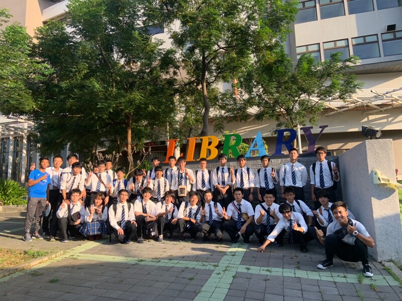 在圖書館外合影圖片