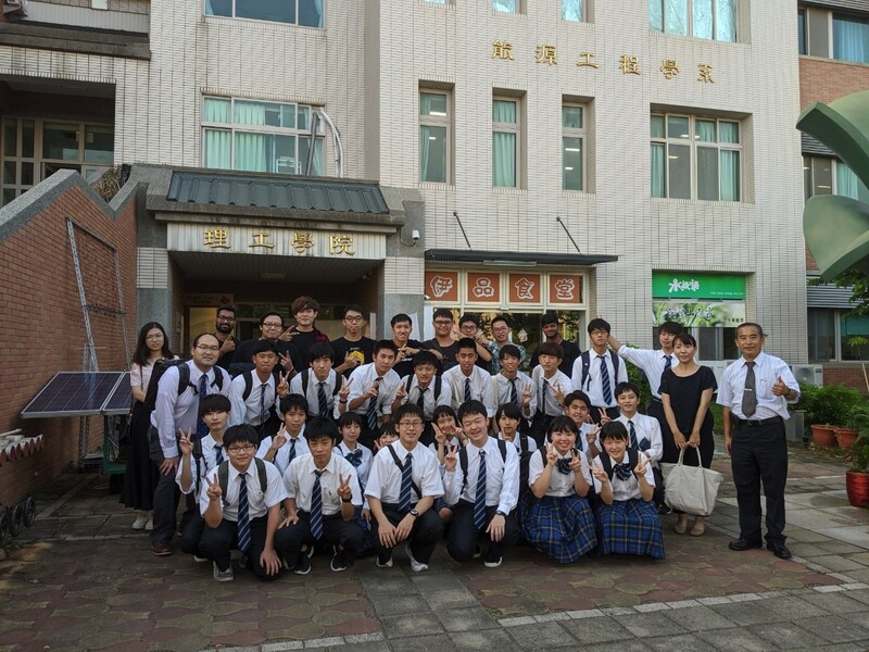 能源系館外合影圖片