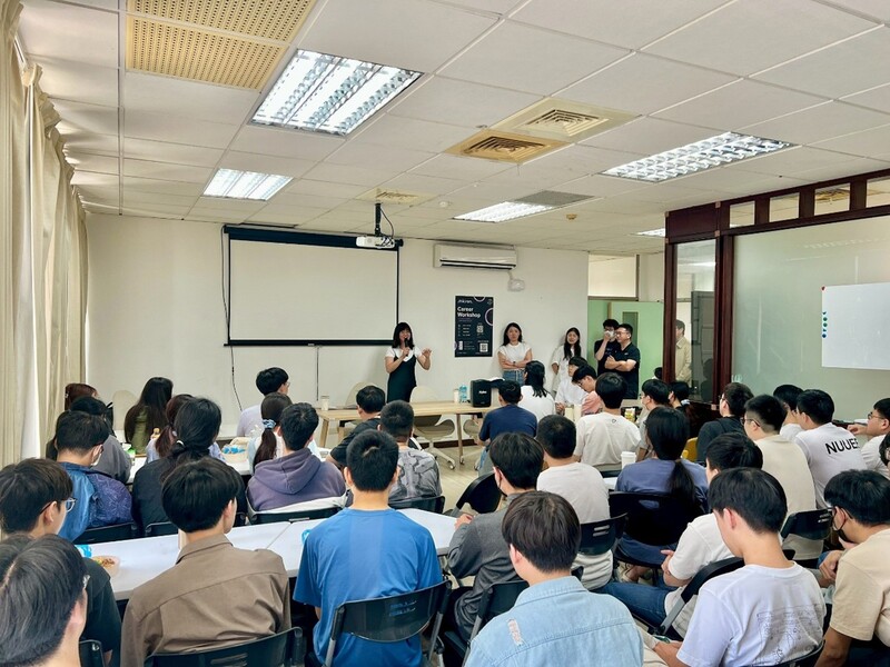 圖1.活動由研發處產學與推廣教育中心溫如梅主任開場圖片