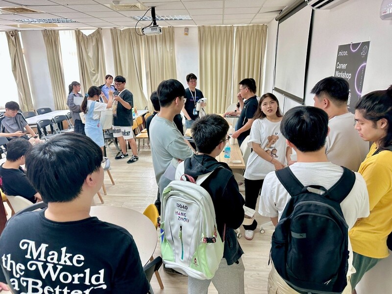 圖3.美光企業代表與學生進行面對面職涯交流，吸引近50位學生熱情參與，現場座無虛席，互動氣氛熱烈圖片