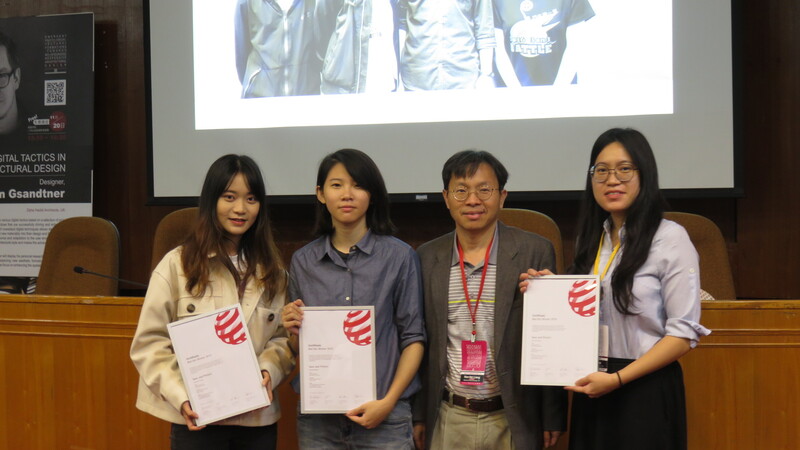本校建築系主任梁漢溪(右2)頒獎給獲得德國紅點品牌及傳達設計獎學生