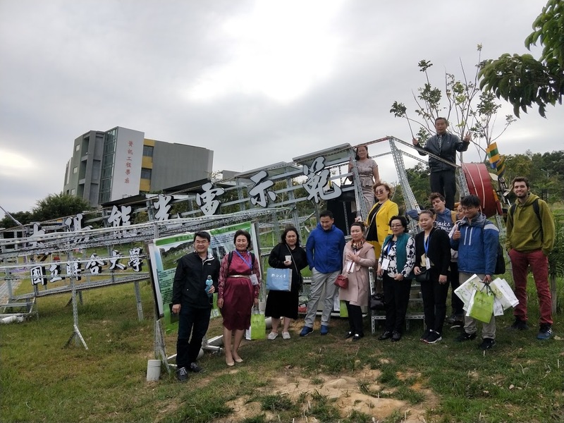 參訪能源系-太陽能光電示範教學區，(左一)陳建仲老師