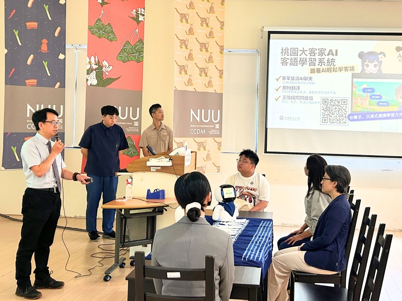 圖2.由客家學院張陳基院長(左1)介紹TAiHakka桃園大客家系統圖片