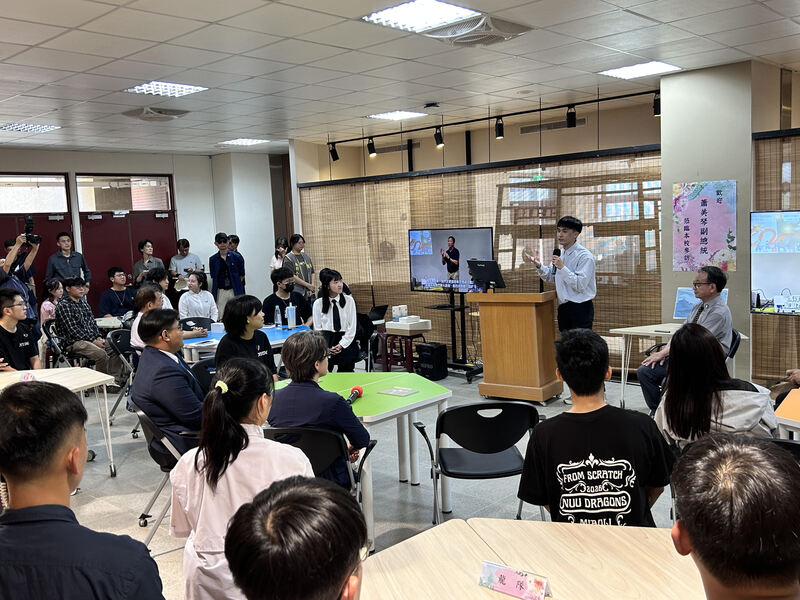 圖5.前龍隊隊長徐嘉沐同學也分享2024年赴馬來西亞交流經驗，肯定火旁龍所展現出之文化外交的強大動能圖片