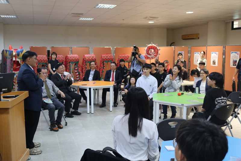 圖6.聯大111級畢業生聯誼會學生代表松鉑莘會長也於座談中與副總統分享參與校園公共事務及畢聯會的經驗圖片