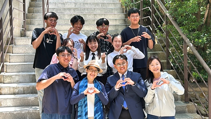 圖9.副總統與學生團隊合影留念，為聯大師生留下深刻且珍貴的交流回憶圖片
