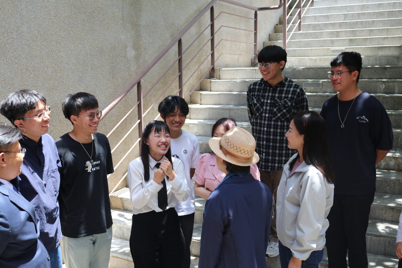 圖10.蕭副總統離校前與聯大學生持續交流互動，展現對青年聲音的重視與關心圖片