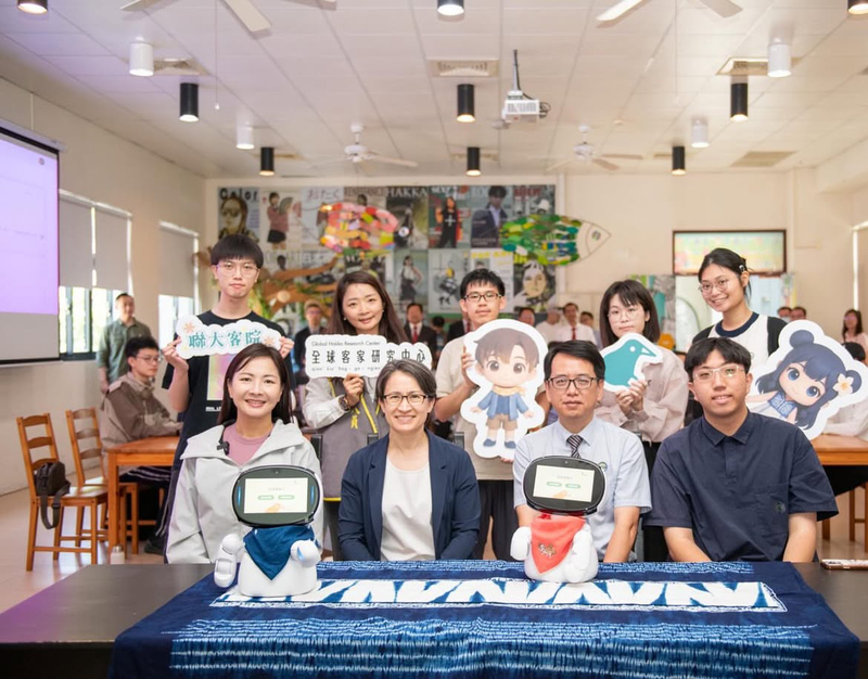 圖3.蕭副總統前往客家學院，與「客語AI機器人團隊」交流圖片
