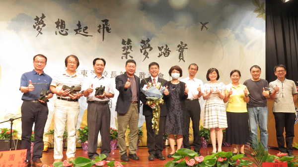 聯大一級行政主管致贈紀念品及花給蔡東湖校長(左5)