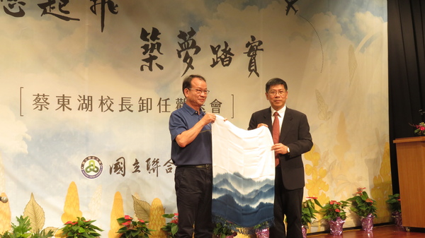 林本炫學務長致贈紀念品給蔡校長