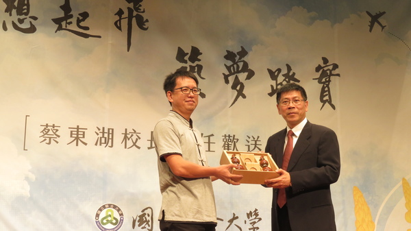 共教會張陳基主委致贈紀念品給蔡校長